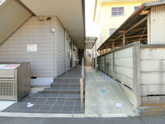 メゾンエスポアのエントランス|★玄関までのアプローチ★