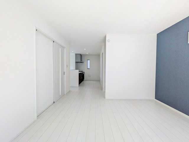 八王子市　谷野町　新築一戸建ての居間・リビング|～19.0帖の明るいLDKで、家族団欒の時間をお過ごしいただけます～