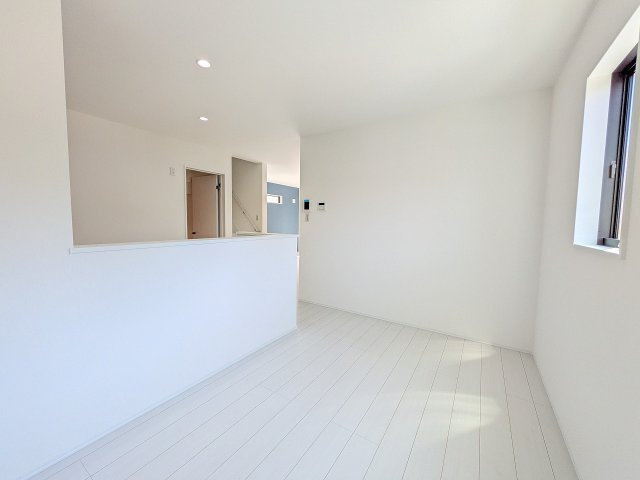 八王子市　谷野町　新築一戸建ての居間・リビング|～19.0帖の明るいLDKで、家族団欒の時間をお過ごしいただけます～