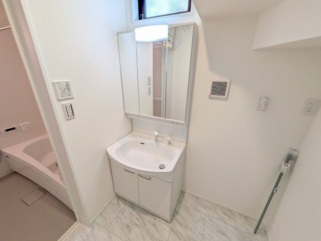 八王子市　谷野町　新築一戸建ての独立洗面台|～３面鏡付きの独立洗面台　細々している物をスッキリ収納出来ます～