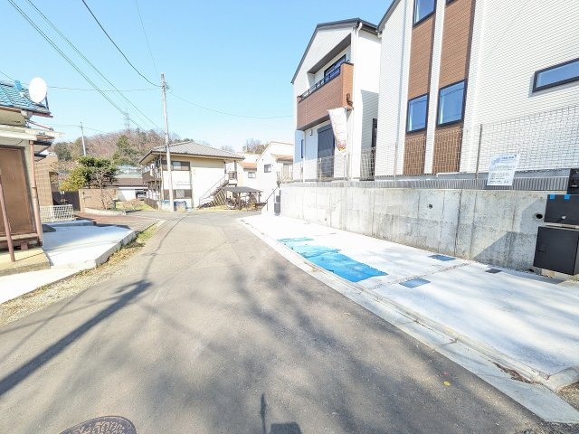 八王子市　谷野町　新築一戸建ての前面道路含む現地写真|～西側道路に面しています～
