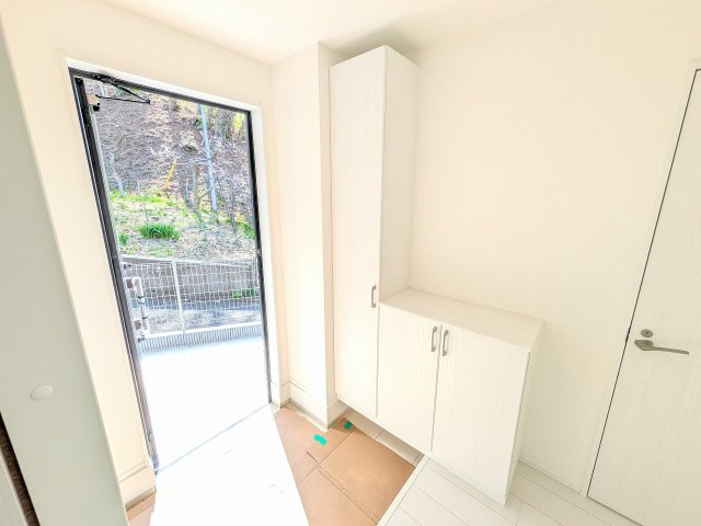 八王子市　谷野町　新築一戸建ての玄関|～ホワイトの建具で明るく開放感のある玄関～
