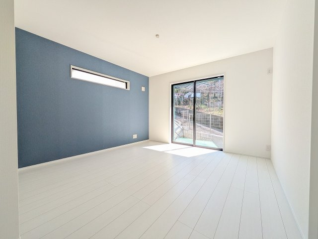 八王子市　谷野町　新築一戸建ての居間・リビング|～19.0帖の明るいLDKで、家族団欒の時間をお過ごしいただけます～