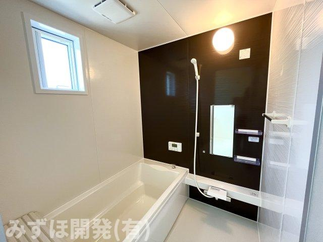 山形市飯塚町字岡854-39の浴室|アクセントパネルがお洒落です。小窓も嬉しいポイントです。