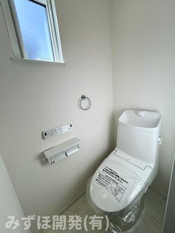 山形市飯塚町字岡854-39のトイレ|1階トイレです。小窓から採光があり、明るい印象です。