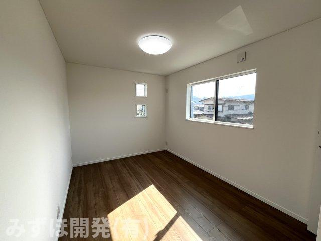 山形市飯塚町字岡854-39の洋室|２階の西側の洋室です。西側に窓、南側に小窓がございます。