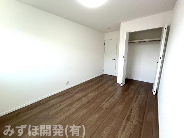 山形市飯塚町字岡854-39の洋室|2階の中央にある洋室です。南側に窓がございます。