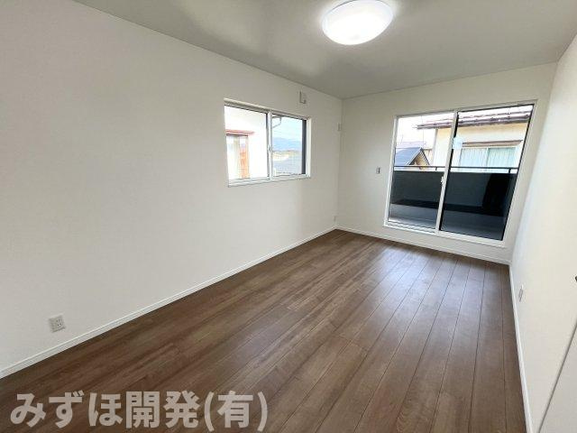 山形市飯塚町字岡854-39の洋室|2階の東側の洋室です。南側にバルコニー、東側に窓がございます。