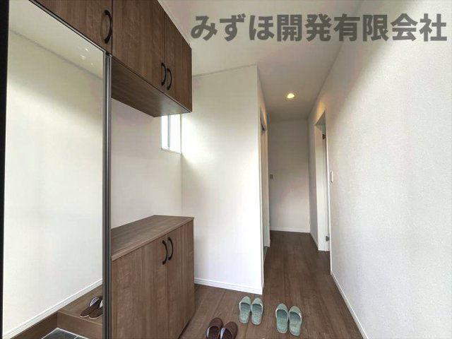 山形市飯塚町字岡854-39の玄関|広々とした玄関です。鏡付きの大容量シューズボックスです