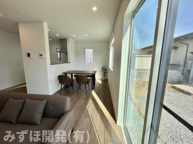 山形市飯塚町字岡854-39の居間・リビング|南側から差し込む日差しが明るいです。