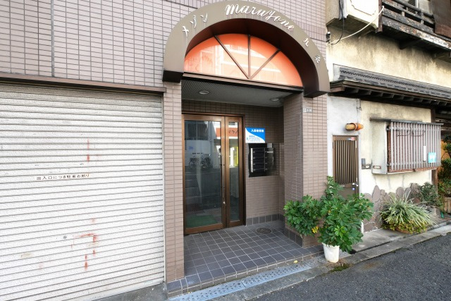 メゾンマルヨネ九条のエントランス