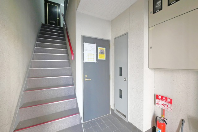 メゾンマルヨネ九条のロビー