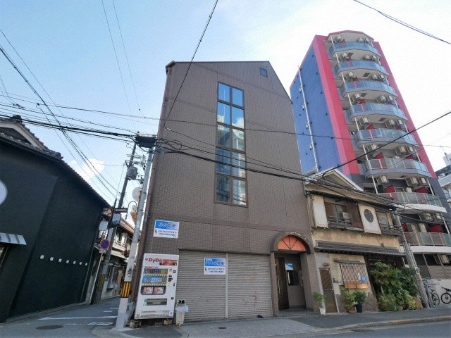 メゾンマルヨネ九条の外観