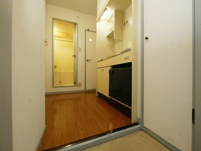 メゾンマルヨネ九条の玄関