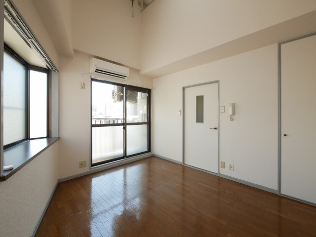 メゾンマルヨネ九条の居間・リビング