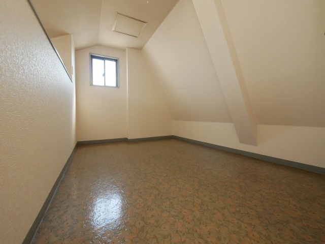 メゾンマルヨネ九条の洋室