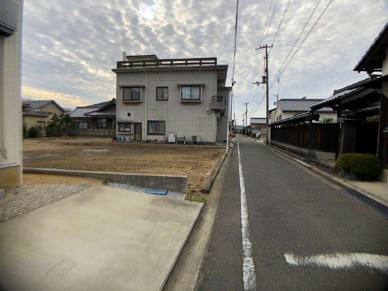 垣生1丁目　売土地の前面道路含む現地写真