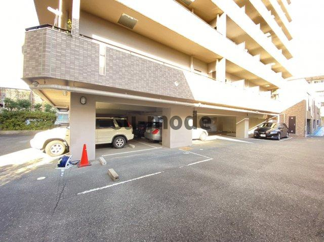 ソレーユ総持寺の駐車場