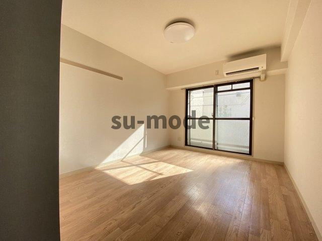 ソレーユ総持寺の居間・リビング