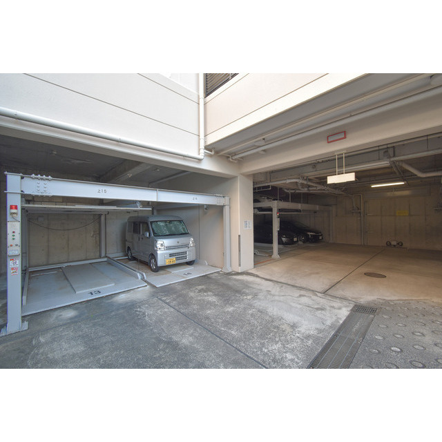 アネスティ千里丘1号館の駐車場