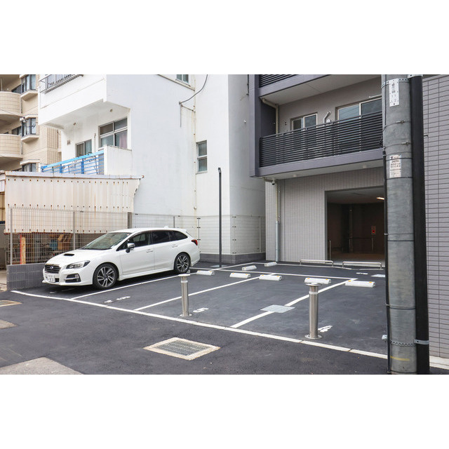 ファーストフィオーレ東灘の駐車場
