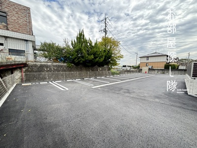 シャーメゾンレジデンス夜明の駐車場