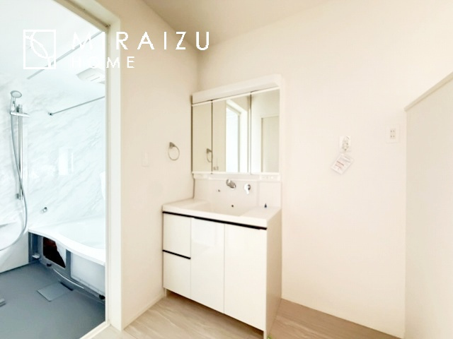 【前面道路含む現地写真】 | 贅沢な暮らしにぴったり設備が魅力♪家事導線の良い水回りで毎日綺麗家事もラクラク♪早朝、夜間問わず現地見学＆周辺環境ご案内致します♪
