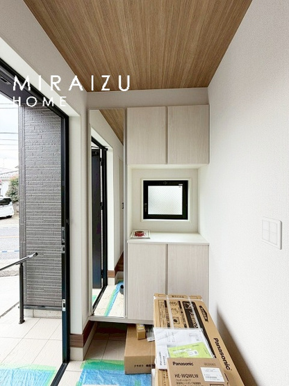 【外観】 | 青く澄み渡った綺麗な空と、陽の光をたっぷりと受ける、そんな新築住宅で新生活をスタートしてみませんか？見学・ご相談等、ミライズホーム(株)までお気軽にご連絡下さい♪

