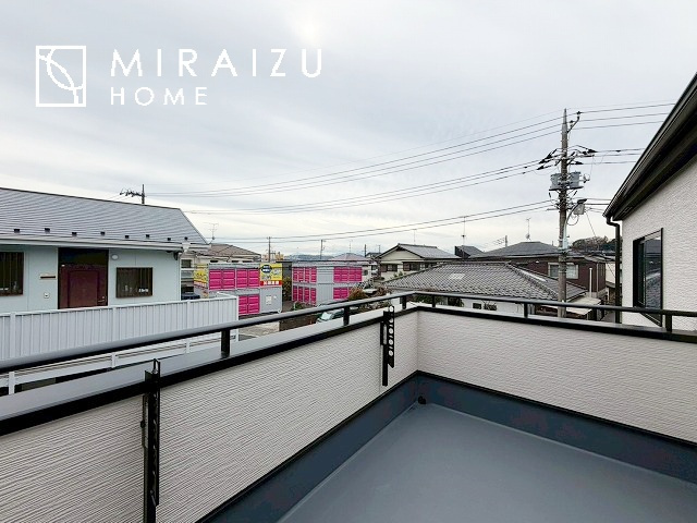 【その他】 | 3口コンロ付きなので、お料理がすごくはかどります。煮込み料理をしながら、焼き物や汁物などをパパパッとお料理可能です。コンロの数が多いことで時短料理も可能になるのが嬉しいですね。