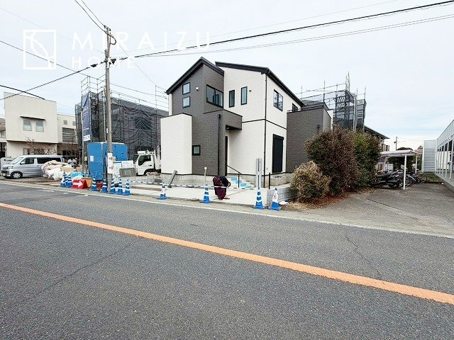 【外観】 | 青く澄み渡った綺麗な空と、陽の光をたっぷりと受ける、そんな新築住宅で新生活をスタートしてみませんか？見学・ご相談等、ミライズホーム(株)までお気軽にご連絡下さい。