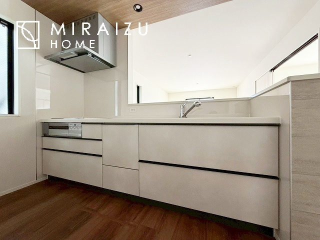 【前面道路含む現地写真】 | プライバシー性と開放感を高める住環境。陽当たりの良い開かれたロケーションを活かし、心地よい暮らしをプランニング