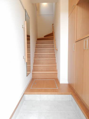 シャーメゾン田代の玄関|シューズボックス付きの玄関です☆