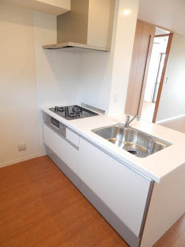 シャーメゾン田代のキッチン|3口コンロ・グリル付のシステムキッチンです♪