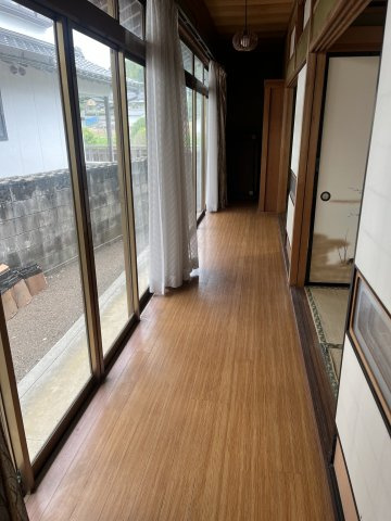 西郷町　戸建ての和室|8帖・6帖の和室の縁側スペースもほっと一息つける空間です。