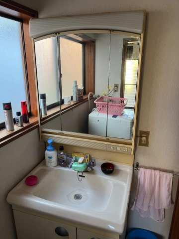 西郷町　戸建ての洗面所