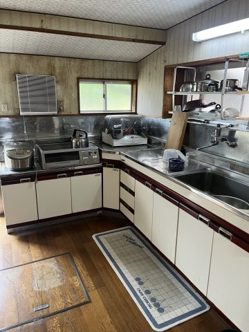 西郷町　戸建てのキッチン|趣きのあるレトロなキッチンは綺麗にお使いのためリフォームなしで使用可能です。
オール電化です。