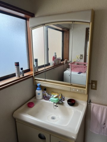 西郷町　戸建ての洗面所|脱衣場にある洗面台です。こちらもきれいにお使いのためそのまま使用可能です。