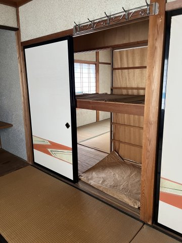 西郷町　戸建ての収納|2Fの和室をつなぐ押入は双方から使用することができます。
2部屋をつなげば大空間スペースとなります。
