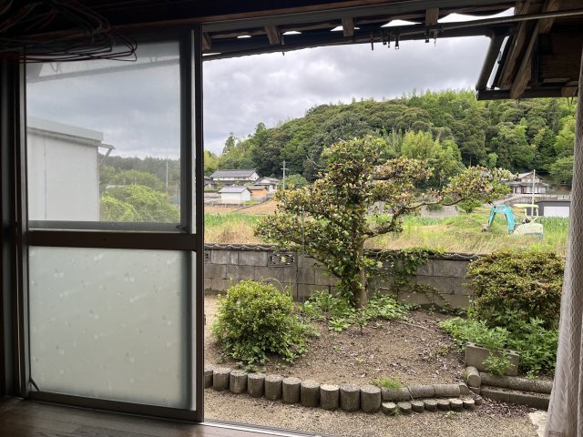西郷町　戸建ての庭|北西側広縁の奥は建物がないため開放的な景観となっています。