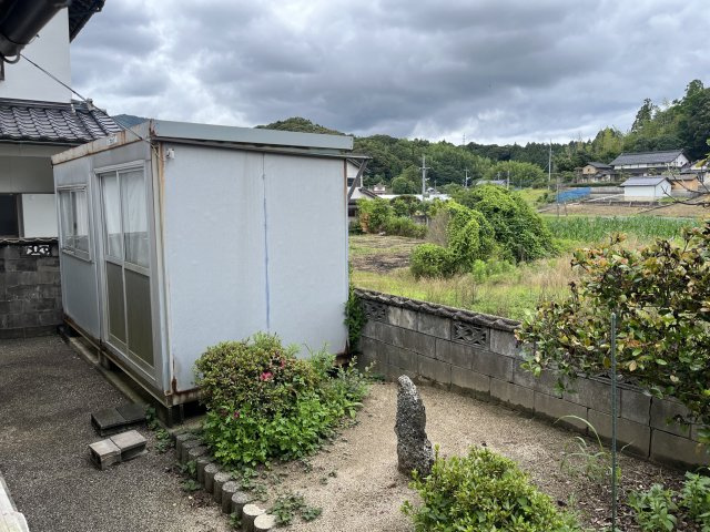 西郷町　戸建ての庭|にわき・花・家庭菜園が楽しめる庭があります。
ユニットハウスは物置として利用できます。