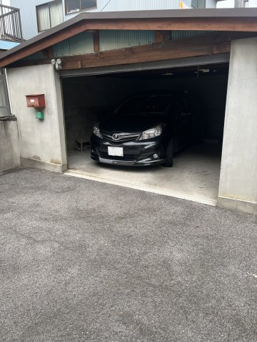 西郷町　戸建ての駐車場|シャッター付の車庫です。1台とめても十分な広さがありﾀｲﾔ等の置場も確保できます。