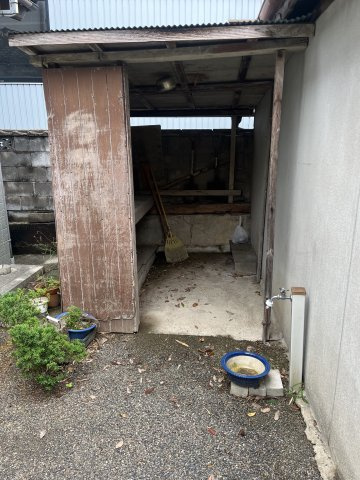 西郷町　戸建ての収納|車庫の後ろの物置です。室内に持ち込みたくない外で使うものの収納として便利です。