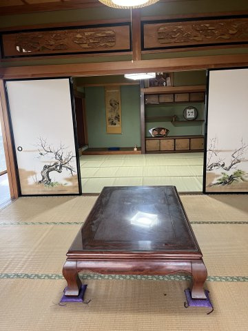 西郷町　戸建ての和室|南西側和室は8帖・６帖の続き間で趣きのある空間です。