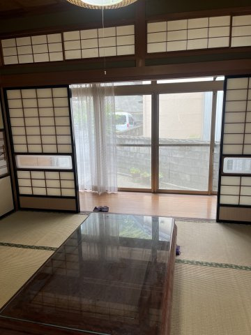 西郷町　戸建ての和室|8帖・6帖の和室南東側の縁側は陽当たり良好です。