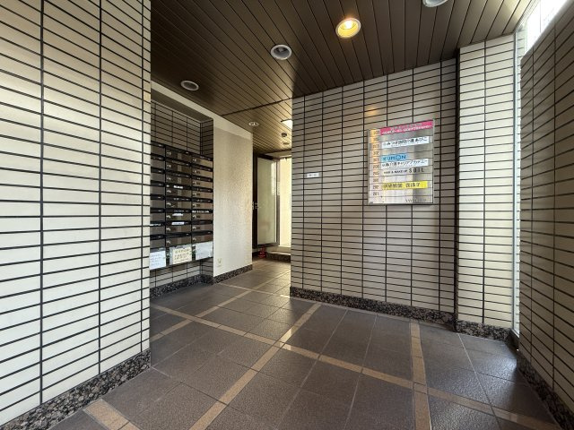 ヤヨイビルのエントランス