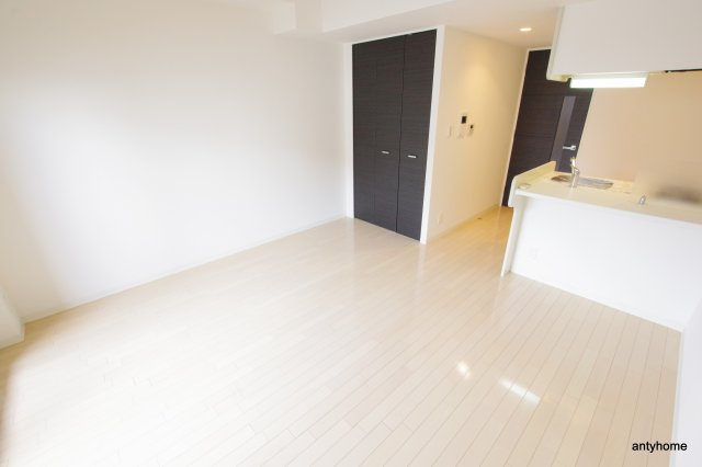 プレサンス新大阪クレスタ　仲介手数料無料の居間・リビング