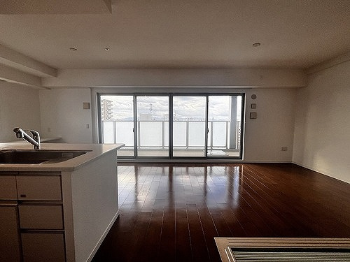 ネバーランド阿倍野西田辺の居間・リビング|ＬＤＫ（玄関側から望む）※工事完了時／２０２５年１１月の写真