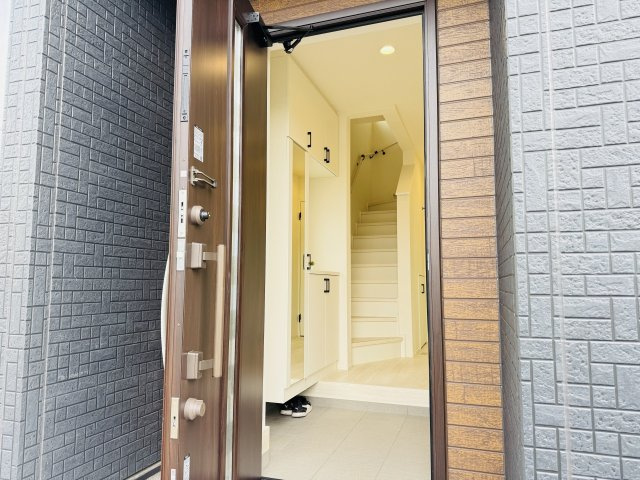 八王子市　楢原町　新築一戸建て　２４ー１期の玄関|～玄関は安心のWロックキーを採用～