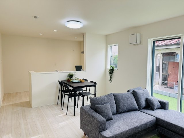 八王子市　楢原町　新築一戸建て　２４ー１期の居間・リビング|～15.0帖の明るいLDKで、家族団欒の時間をお過ごしいただけます～