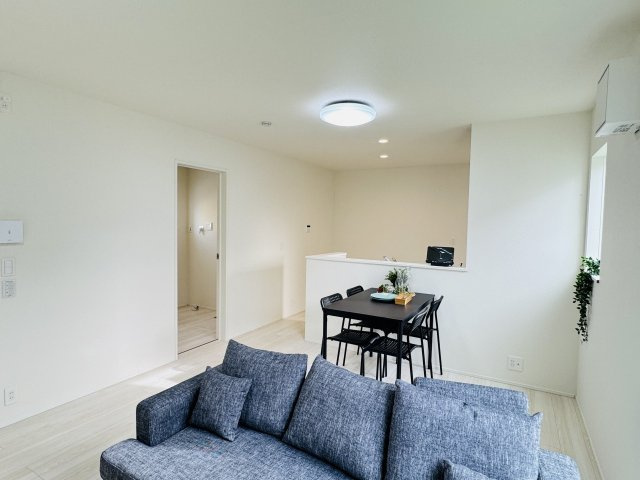 八王子市　楢原町　新築一戸建て　２４ー１期の内装|～15.0帖の明るいLDKで、家族団欒の時間をお過ごしいただけます～